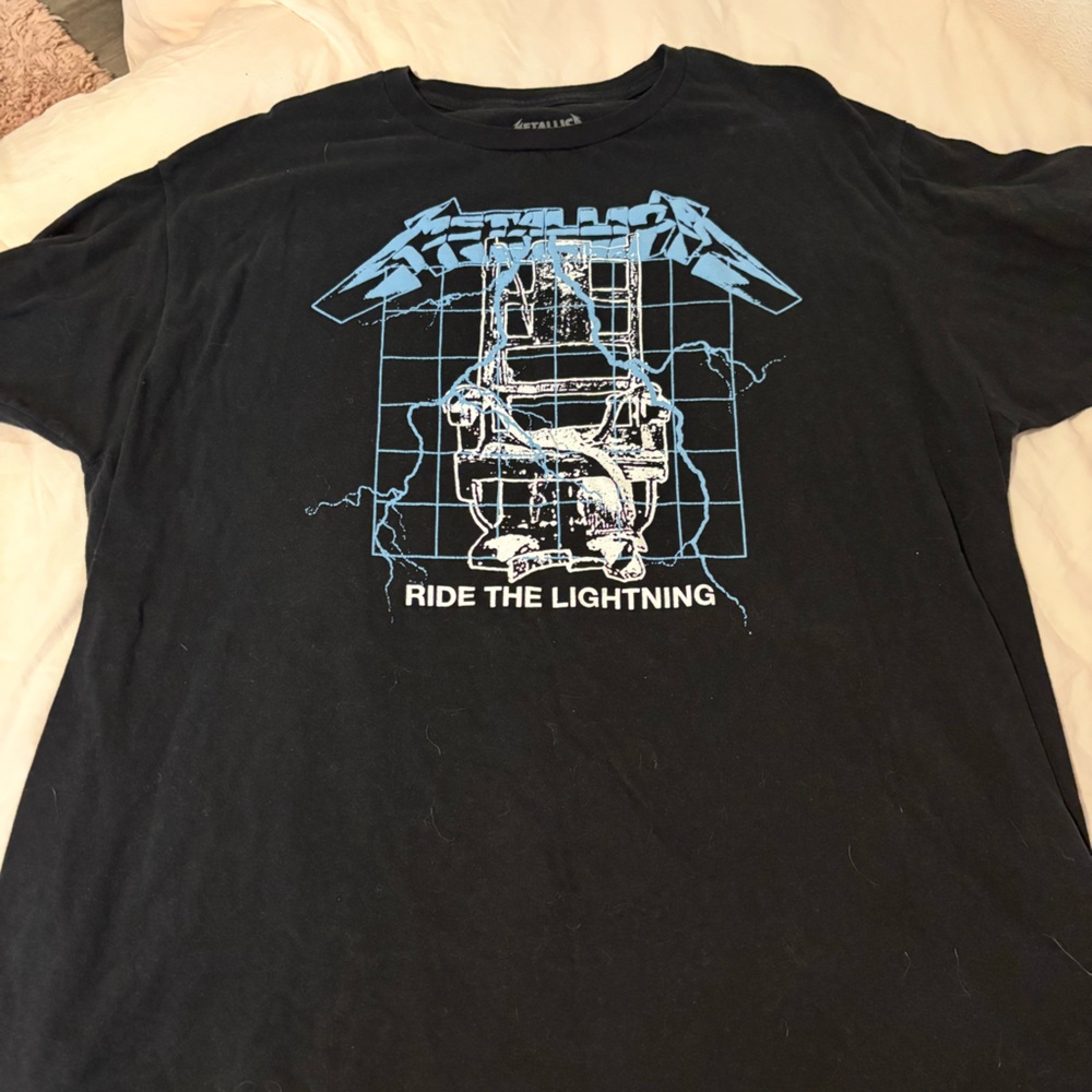 Black short sleeve shirt with Metallica band on the front (light blue)